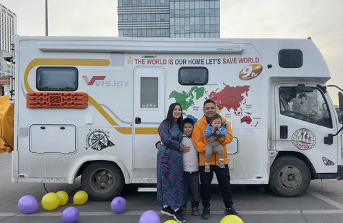 Н.Амарбаясгалангийн гэр бүл автомашинтай аялахаар Европыг зорилоо